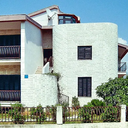 Apartment In Jadranovo With Parking Space 자드라보노