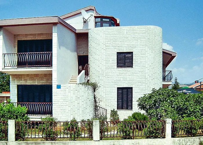 Apartment In Jadranovo With Parking Space ヤドラニヴォ